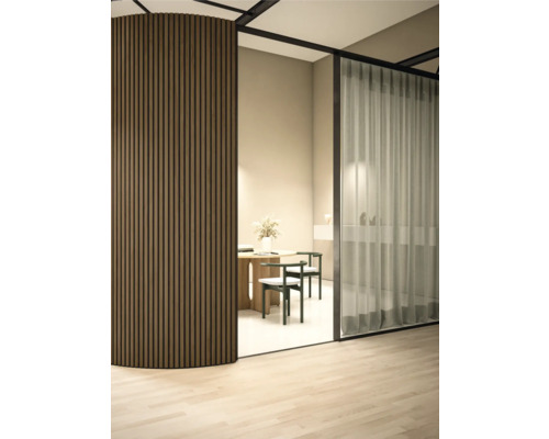 Interiör med träpanelvägg, bord och stolar