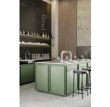 Interiörvy av en bar med bardisk, hyllor och barstolar