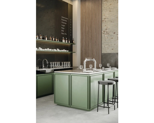 Interiörvy av en bar med bardisk, hyllor och barstolar