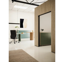 Ljust kontor med skrivbord, kontorsstol, byrå och väggpaneler