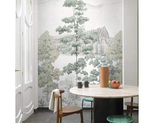 Ljust matrum med landskapstapet, matbord och trästolar