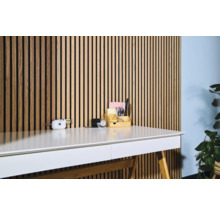 Skrivbord med träribbvägg i bakgrunden för en modern kontorsinredning