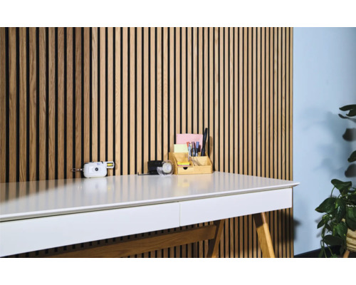 Skrivbord med träribbvägg i bakgrunden för en modern kontorsinredning