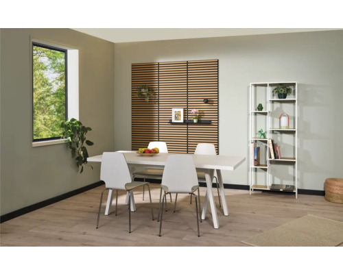 Ljus matplats med matbord, stolar, väggbeklädnad, hylla och dekorationer för en mysig atmosfär.