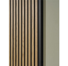 Närbild av en träpanelvägg med ribbstruktur och ljudisolering