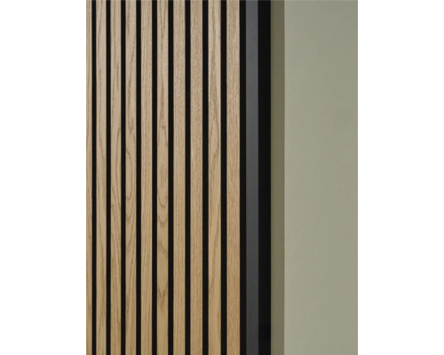 Avslutningslist SONAVA till akustikpanel 2600x25x22mm svart Närbild av en träpanelvägg med ribbstruktur och ljudisolering