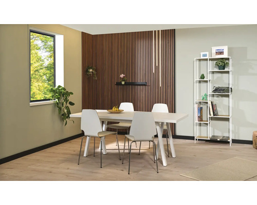 Matsal med matbord, stolar och bokhylla