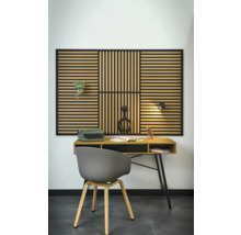 Arbetsrum med skrivbord, stol, akustikpanel och dekoration