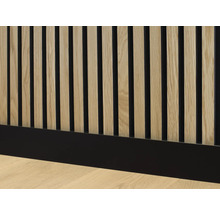 Träväggpanel med smala lameller och en sockel