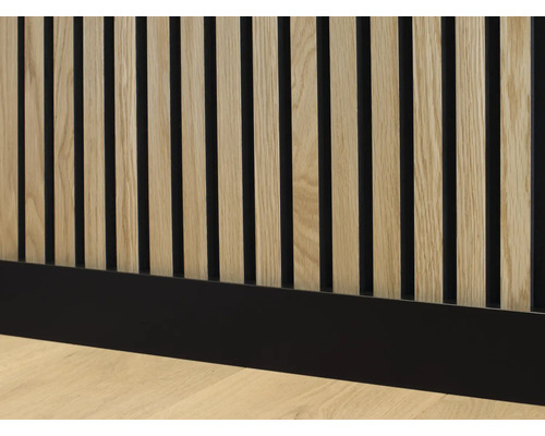 Träväggpanel med smala lameller och en sockel