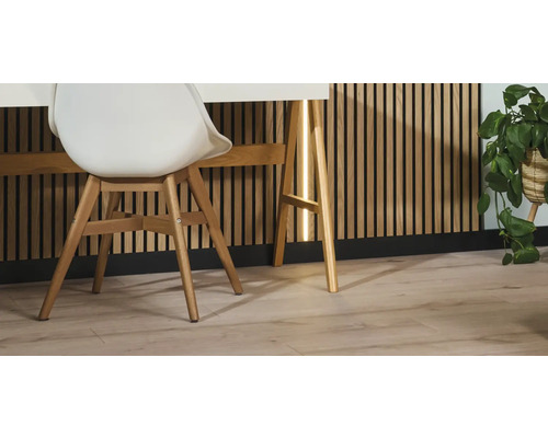 Miljöbild med skrivbord, stol och väggpaneler