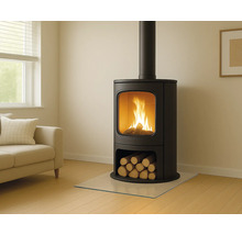 Braskamin med ved och glasskiva i ett vardagsrum