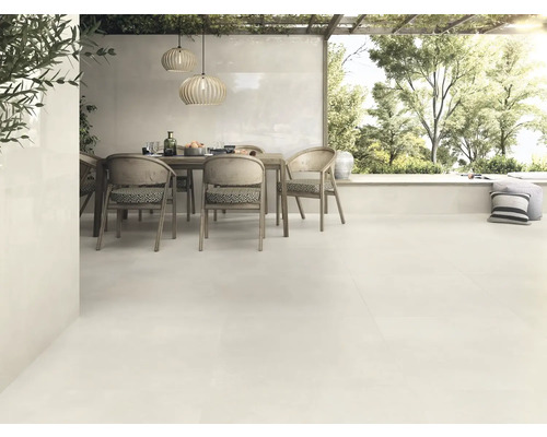 Ljus terrassdesign med klinkergolv, matbord och utsikt över trädgården