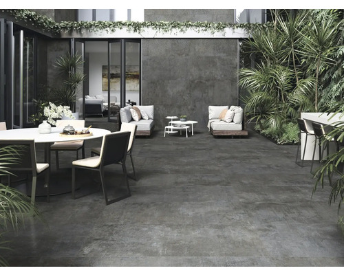 Terrass med sittgrupp, matbord och växter