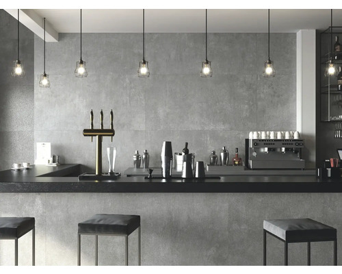 Bar med disk, barstolar, öltapp, hyllor och belysning.