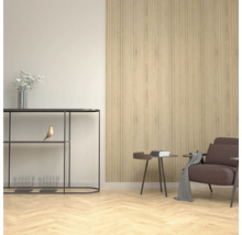 Vardagsrum med konsolbord, fåtölj och väggpaneler