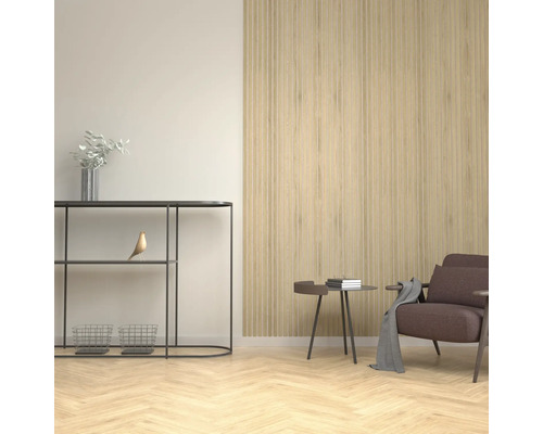 Vardagsrum med konsolbord, fåtölj och väggpaneler