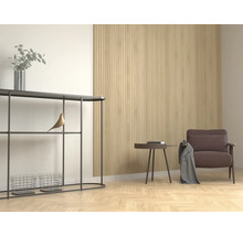 Vardagsrum med konsolbord, dekoration, fåtölj och väggpaneler i trä