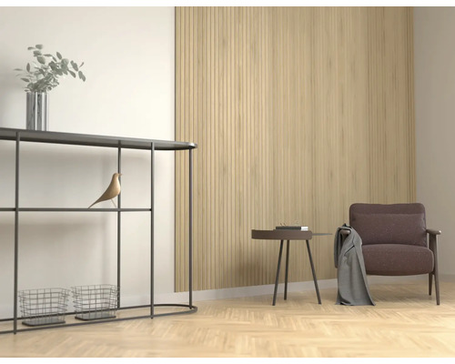 Vardagsrum med konsolbord, dekoration, fåtölj och väggpaneler i trä