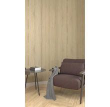 Vardagsrumsscen med fåtölj, filt, bord och böcker framför en väggbeklädnad