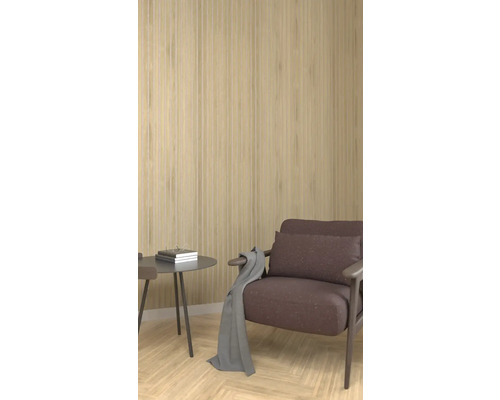 Vardagsrumsscen med fåtölj, filt, bord och böcker framför en väggbeklädnad