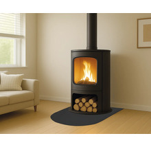 Braskamin med vedförvaring och brinnande eld i vardagsrummet