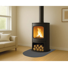 Vedeldad kamin med vedträn i vardagsrummet