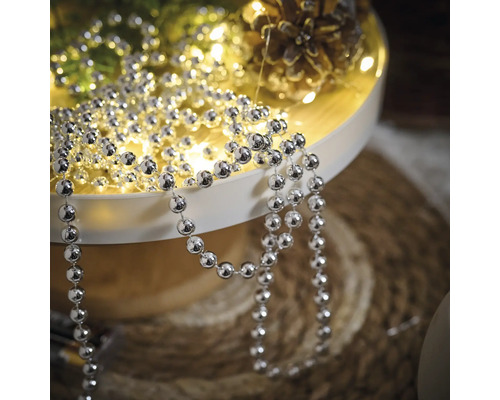 Dekoration med silverfärgad kulkedja på en bricka