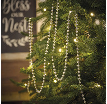 Julgran med silverfärgad pärlkedja som dekoration