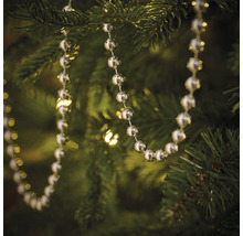 Silverfärgad pärlkedja som en prydnad i en julgran