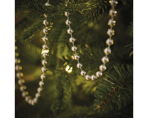 Silverfärgad pärlkedja som en prydnad i en julgran