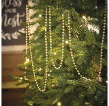 Julgran dekorerad med en silverfärgad pärlkedja