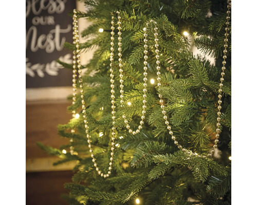 Julgran dekorerad med en silverfärgad pärlkedja