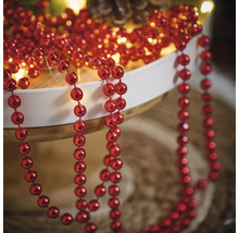 Dekoration med röda kulor på ett snöre