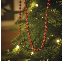 Julgran dekorerad med röd pärlkedja