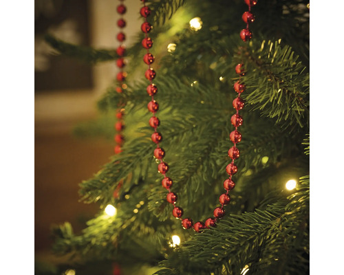 Julgran dekorerad med röd pärlkedja