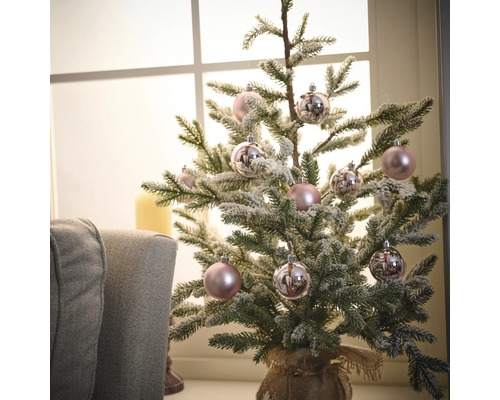 Dekorerad miniatyrjulgran med kulor i en jutesäck