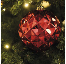 Röd julgransdekoration med geometriskt mönster på en julgran