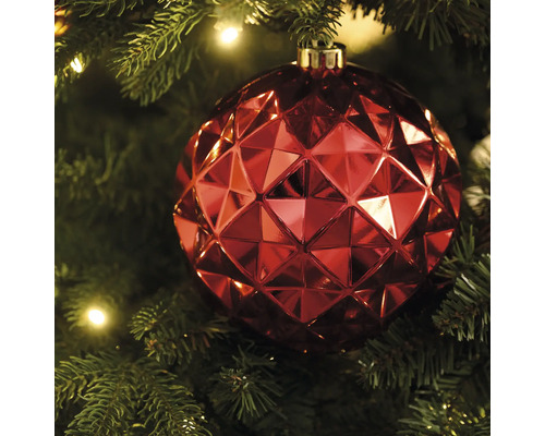 Röd julgransdekoration med geometriskt mönster på en julgran