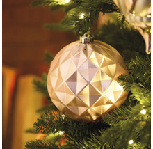Närbild av en julgranskula med geometriskt mönster i en julgran