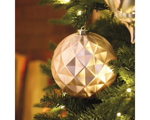 Närbild av en julgranskula med geometriskt mönster i en julgran