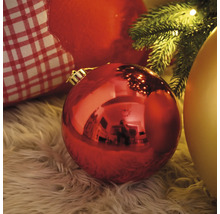 Julscen med julgranskulor på en matta