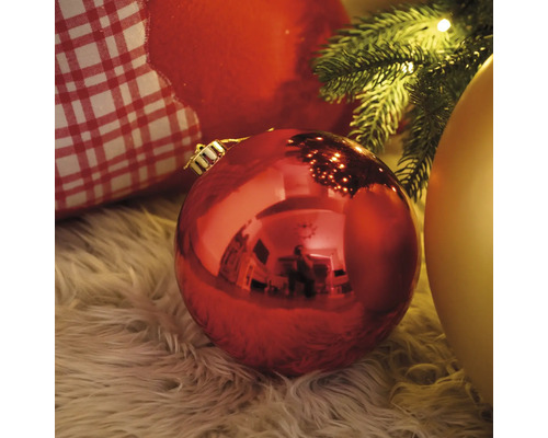 Julscen med julgranskulor på en matta