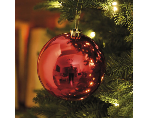 Röd julgranskula i en julgran