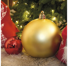 Dekorativa julkulor i guld och rött under en julgran