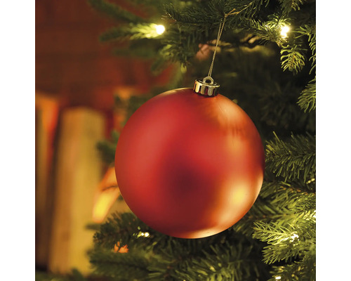 Röd julgranskula i julgranen