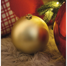 Dekorativ julkula på en mjuk matta