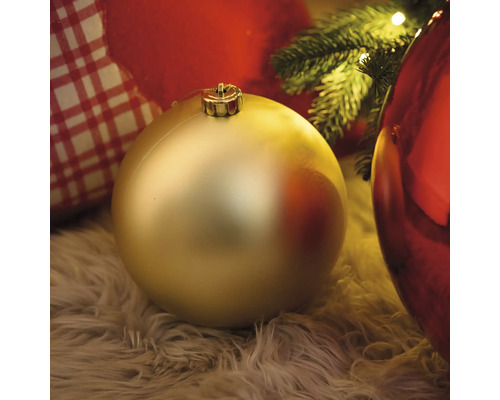 Dekorativ julkula på en mjuk matta