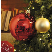 Julgran med röda och gyllene julgranskulor.