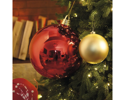 Julgran med röda och gyllene julgranskulor.